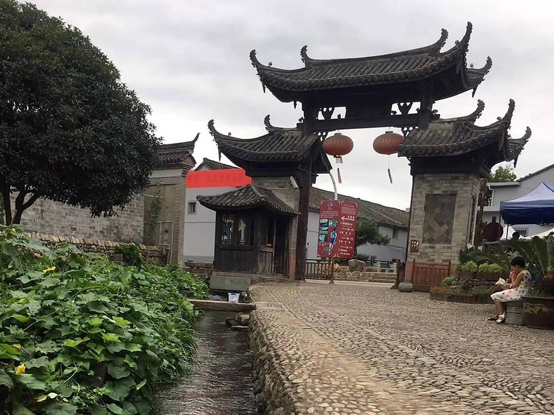 网红挑战“超辣”火鸡面,嘴巴都吃肿了,网友看后:差点信了!